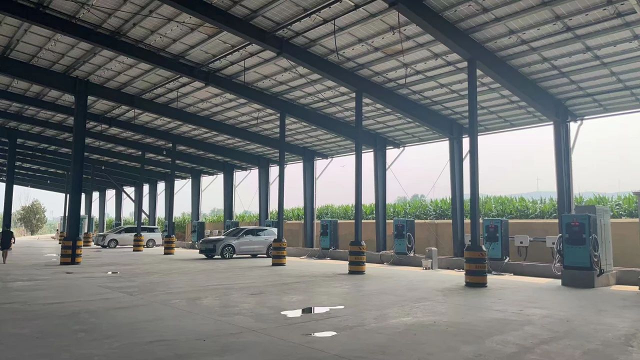 河南鹤壁重卡充电站案例：光伏发电+快充+暖心服务，为绿色物流注入新动力