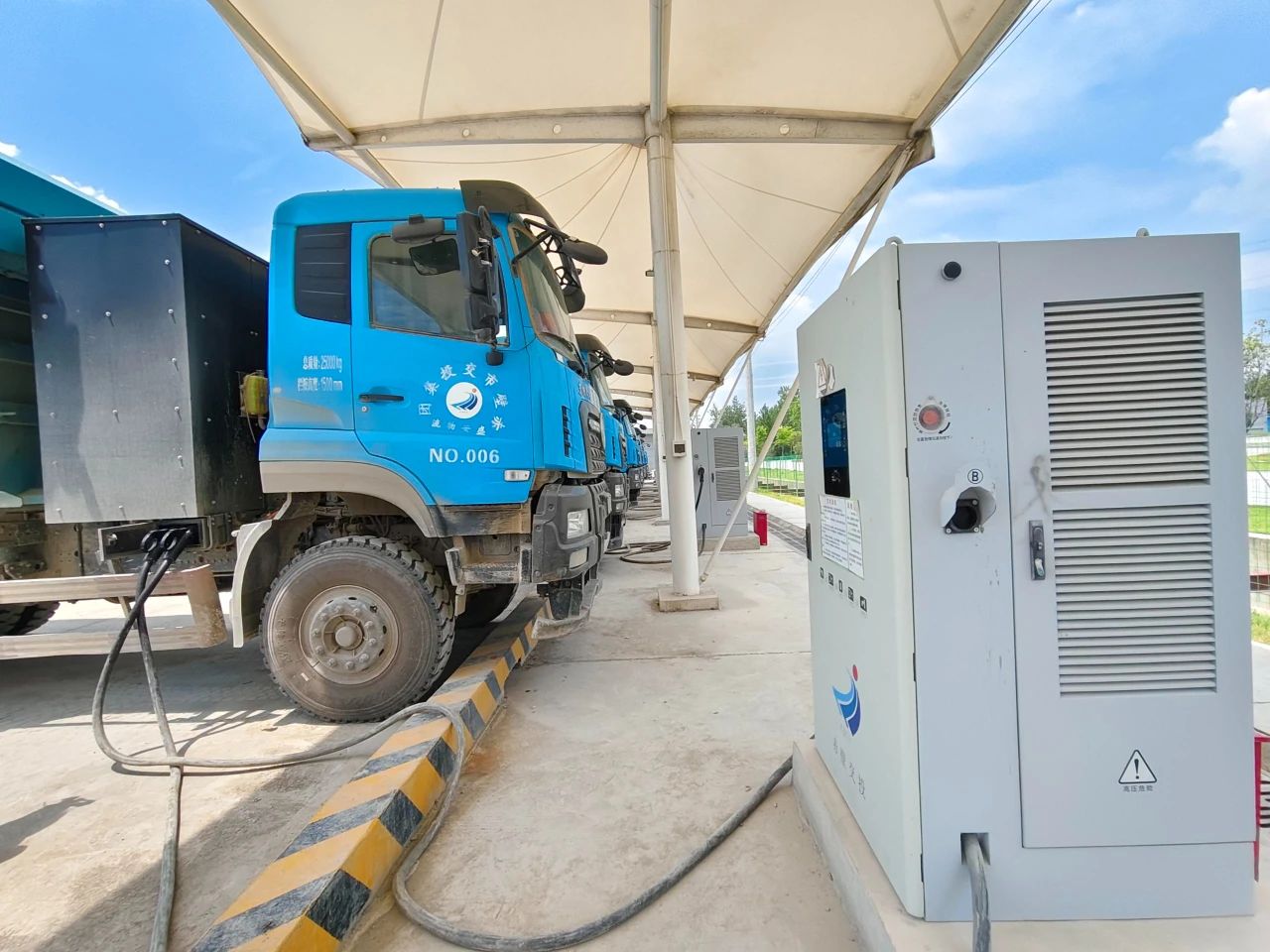 重卡充电站现场