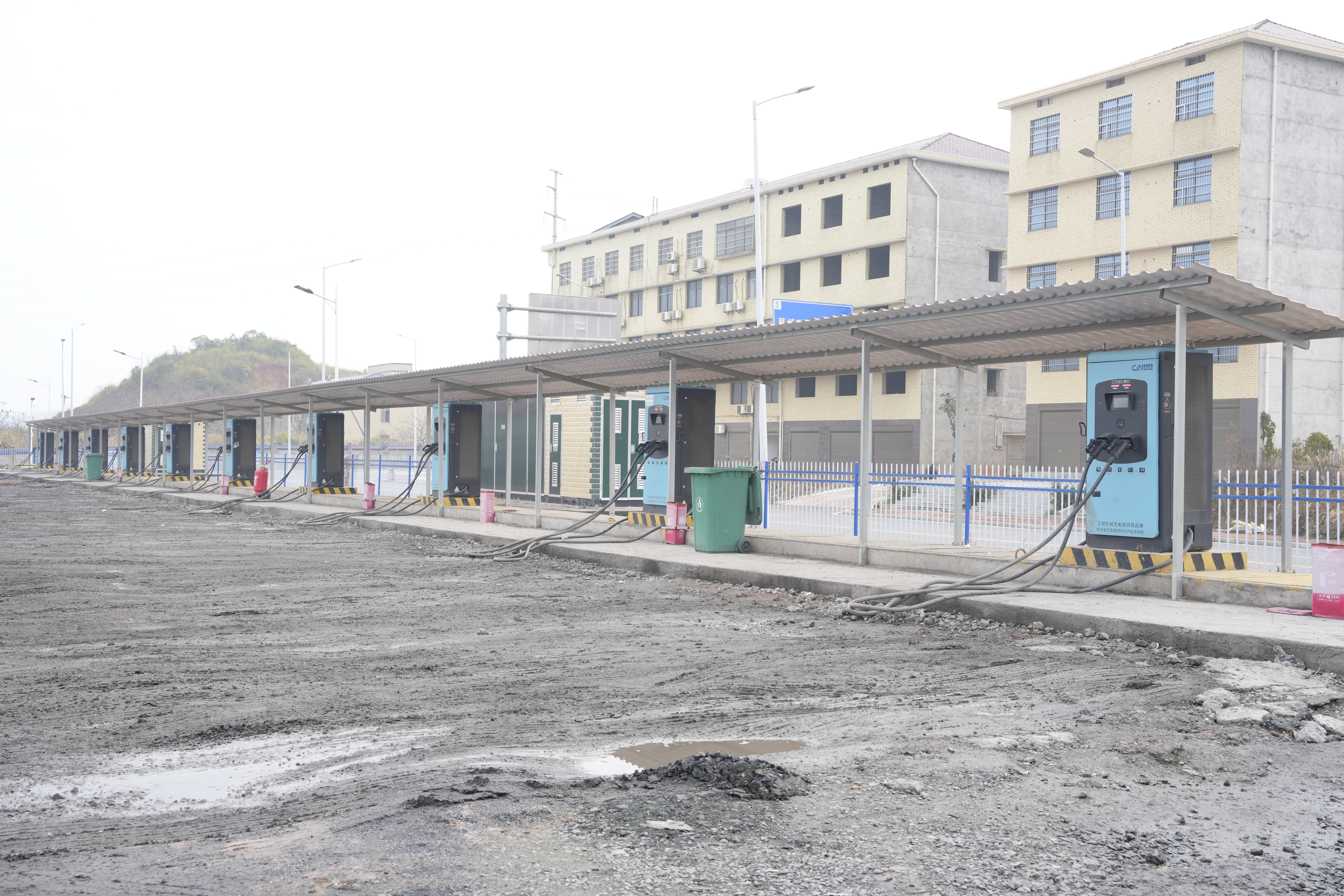 湖南株洲渌口都会中心重卡站10台400kW+1套1600kW分体式 (6).JPG