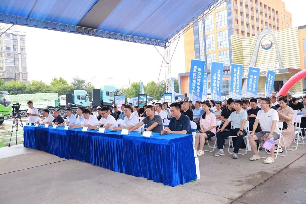聚力重卡油改电现场.jpg